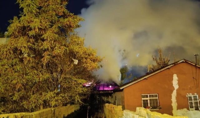 Ağrı’da alevler geceyi aydınlattı