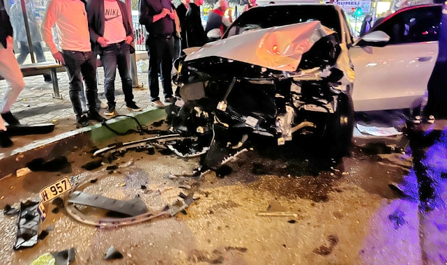 Akhisar iki otomobil çarpıştı: 4 yaralı
