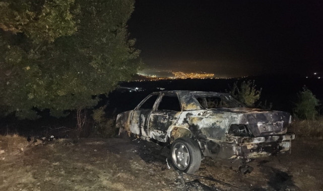 Alev alan otomobil kullanılmaz hale geldi