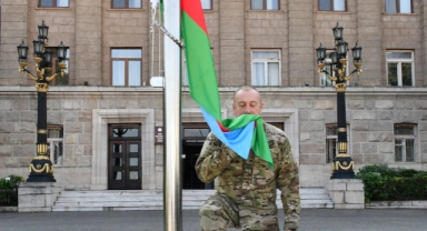 Aliyev,  Azerbaycan bayrağını göndere çekti