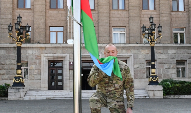 Aliyev,  Azerbaycan bayrağını göndere çekti
