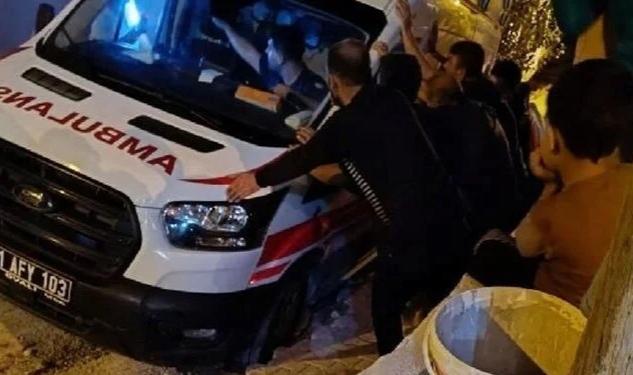 Ambulansın tekeri çukura saplandı!