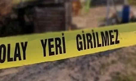 Annesini öldürüp başında bekledi