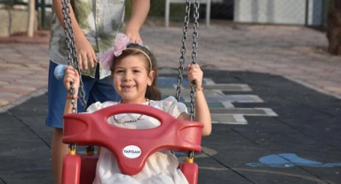 Annesinin adının verildiği parkta oynuyor