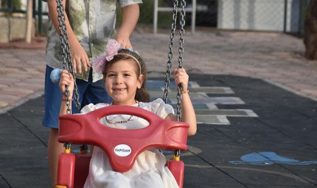 Annesinin adının verildiği parkta oynuyor