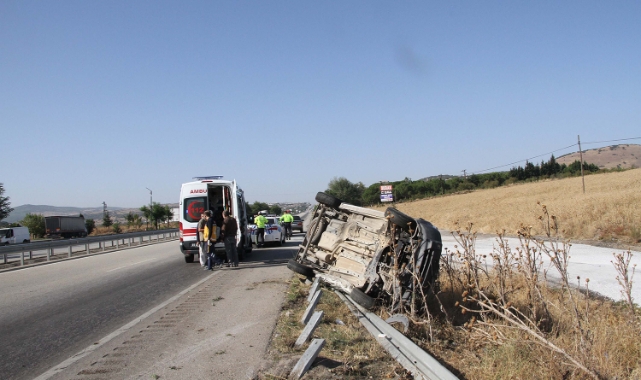 Araç bariyerlere çarptı, sürücü, eşi ve 2 çocuğu yaralı!