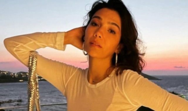 Aybüke Pusat'tan mini elbiseli pozlar!