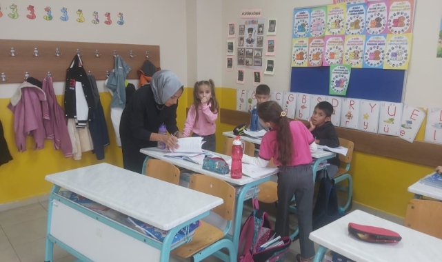 Bahçeden toplanan meyveler okul öğrencilerine dağıtıldı