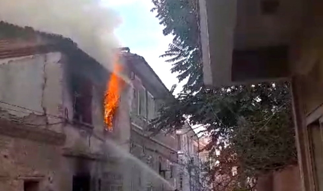 Balıkesir’de tarihi ev alev topuna döndü