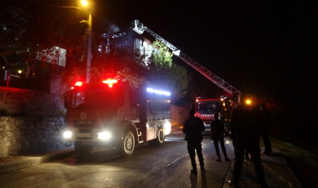 Balkonda çıkan yangın çatıya sıçradı