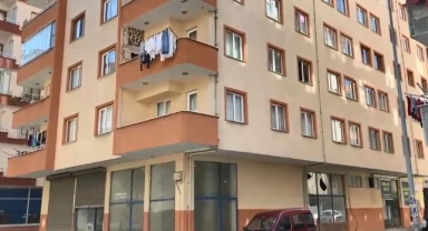 Balkondan düşen genç kız hayatını kaybetti