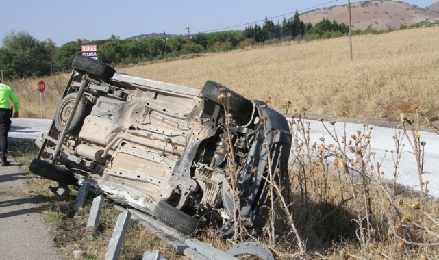 Bariyerlere çarpan araç yan döndü: 4 yaralı