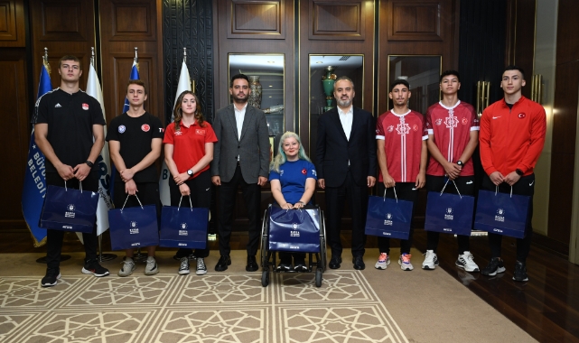 Başkan Aktaş Bursa’nın milli gururlarını ağırladı