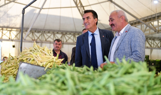 Başkan Dündar, güne pazarcı esnafı ile başladı
