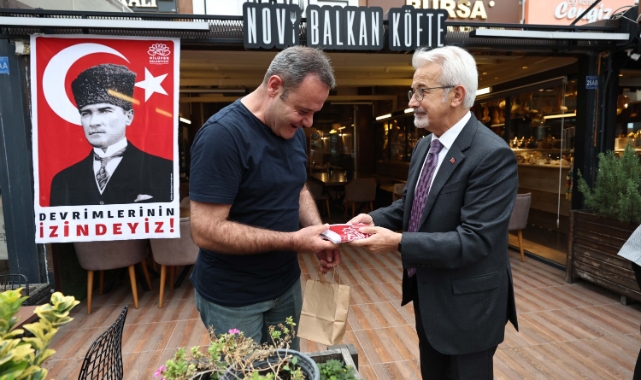 Başkanlardan esnafa Atatürk posteri ve Türk bayrağı