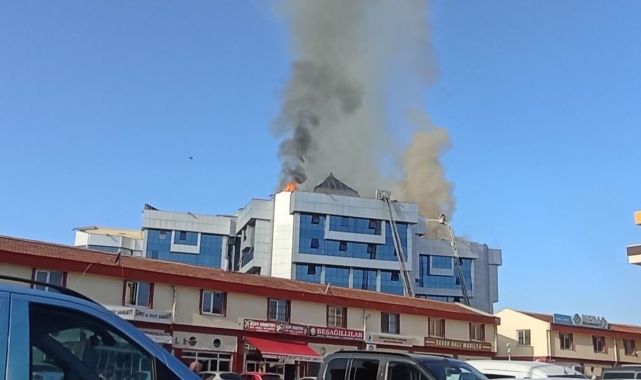 Belediye binasının çatısında yangın