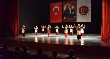 Bilecik'te ’Kahraman Türk Kadınları’ adlı defile ve tiyatro oyunu sahnelendi