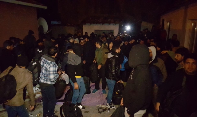 Bir evin bahçesinden 100 kaçak göçmen çıktı!