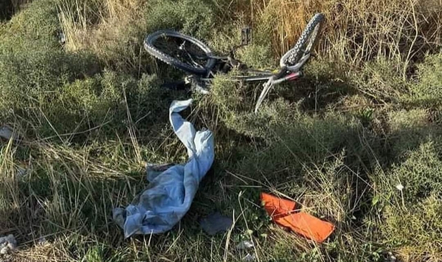 Bisikletiyle tutunduğu traktörün altında kalan çocuk öldü