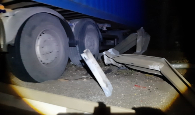 Bolu'da faciadan dönüldü! TIR, uçurumda askıda kaldı