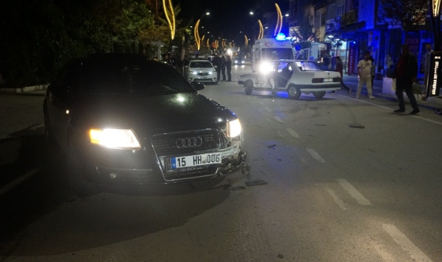 Burdur’da iki otomobil birbirine girdi: 2 yaralı