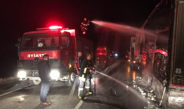 Burdur’da seyir halindeki TIR'ın dorsesi alev aldı