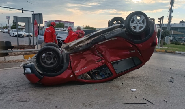 Burhaniye'de otomobiller çarpıştı: 3 yaralı