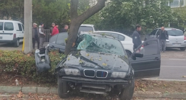 Ağaca çarpan araçta 2 yaralı
