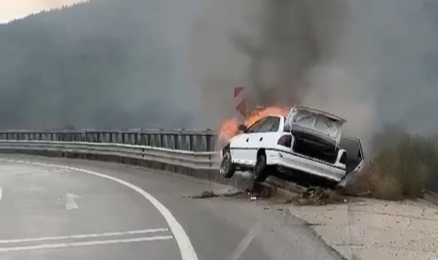 Bursa'da bariyerlere çarpan otomobil alev alev yandı