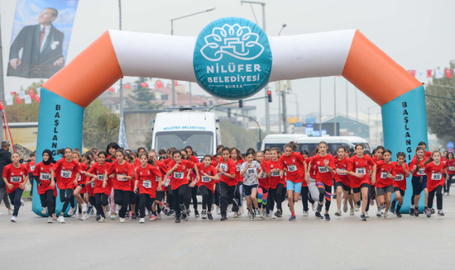 Bursa'da çocuklar Cumhuriyet’in 100. yılı için koştular