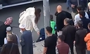 Bursa'da genç kıza araba çarptı! Metrelerce savruldu