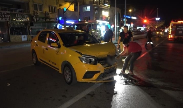 Bursa'da minibüs önce taksiye ardından yayalara çaptı