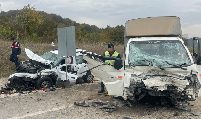 Bursa'da otomobil ile kamyonet çarpıştı: 4 yaralı