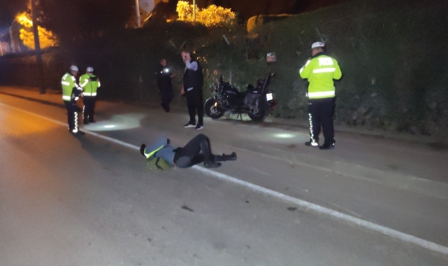 Bursa'da otomobil motosiklete çarptı, kaçtı!