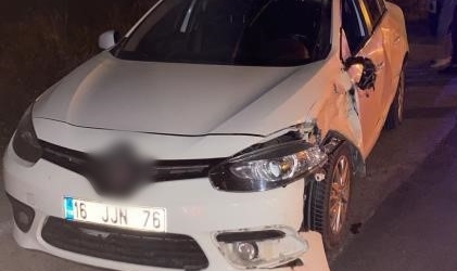 Bursa'da otomobil motosiklete çarptı!