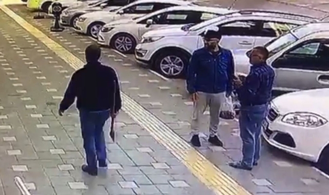 Bursa'da park halindeki araçlara baltayla saldırdı!