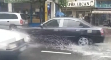 Bursa'da sağanak yağış hayatı felç etti