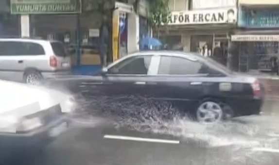 Bursa'da sağanak yağış hayatı felç etti