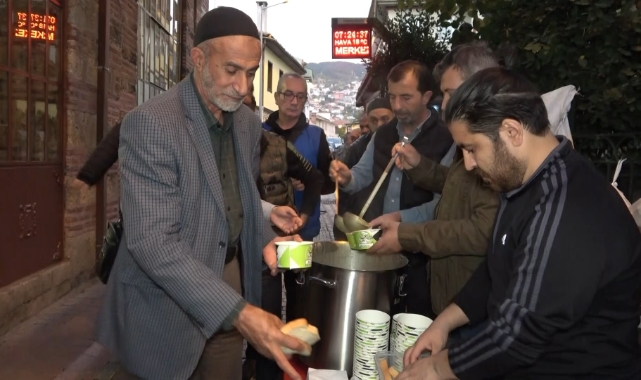 Bursa'da şehitler için dua okuyup çorba dağıttılar