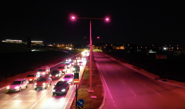 Bursa'da sokak lambaları pembe yandı