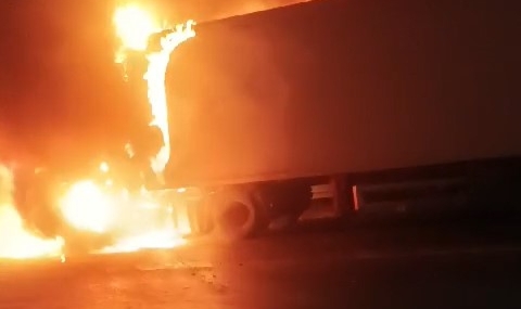 Bursa'da TIR otobanda alev alev yandı