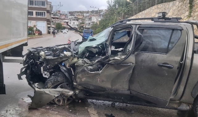 Bursa'da tırın altına giren kamyonette sıkıştılar