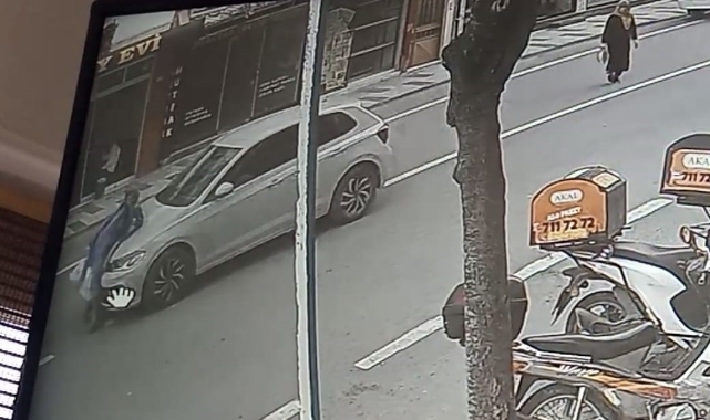 Bursa'da yolun karşısına geçmek isterken otomobil çarptı!