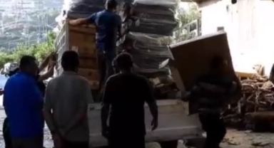 Çadırları yanan depremzedeye vatandaş yardım etti
