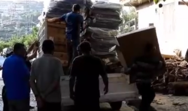 Çadırları yanan depremzedeye vatandaş yardım etti