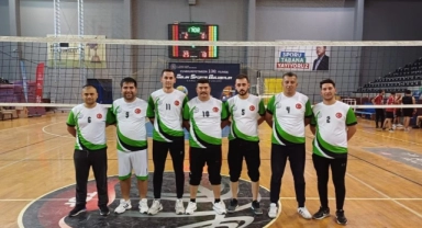 Çameli Voleybol Takımı kupayı Başkan Arslan’a takdim etti