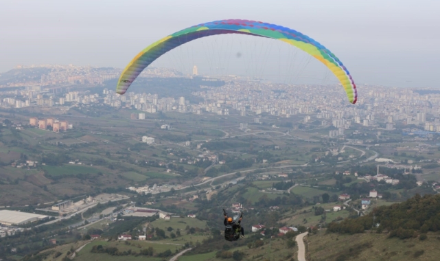 Canik semaları yamaç paraşütü ile renklendi