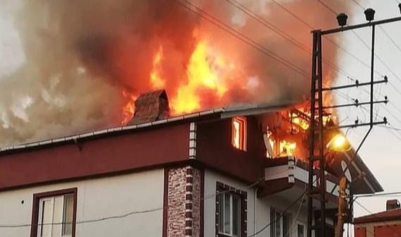 Çatı yangını paniğe neden oldu