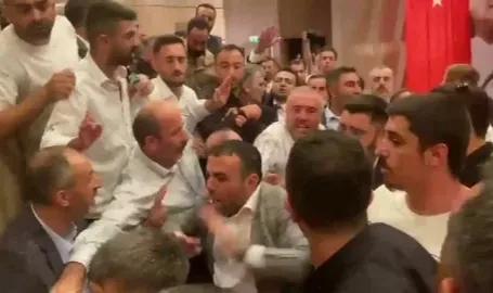 CHP İstanbul İl Kongresi olaylı geçiyor!