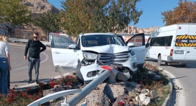 Cip aydınlatma direğine çarptı: 3 yaralı